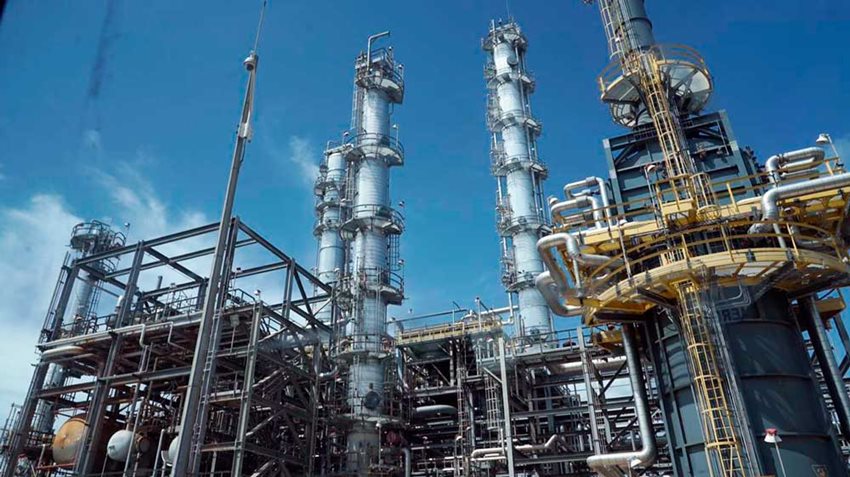 Instalaciones y tubería de una empresas energética.