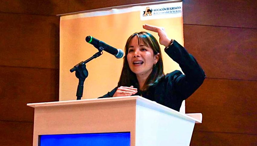 Viceministra de Desarrollo Empresarial, María Fernanda Valdés, hablando desde un atril.